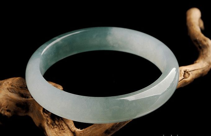 重庆当铺翡翠玉石还能免费鉴定？兴发典当行为您提供专享服务！